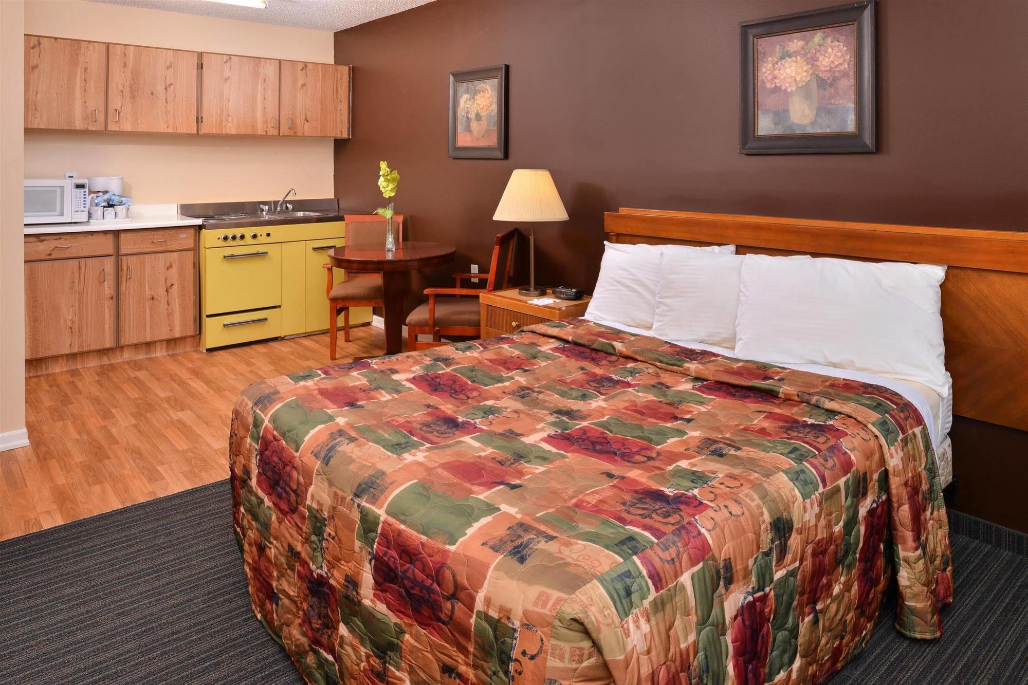 Canadas Best Value Inn Вайткорт Екстер'єр фото