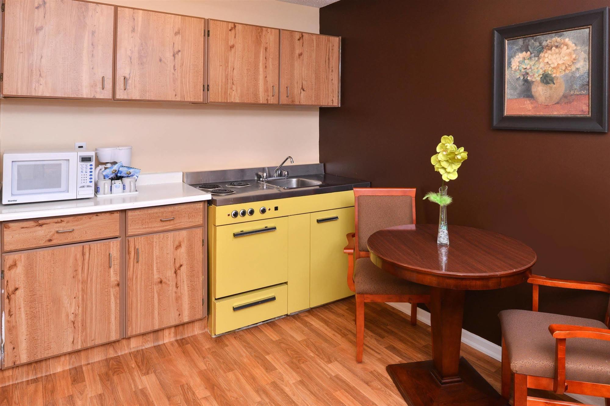 Canadas Best Value Inn Вайткорт Екстер'єр фото