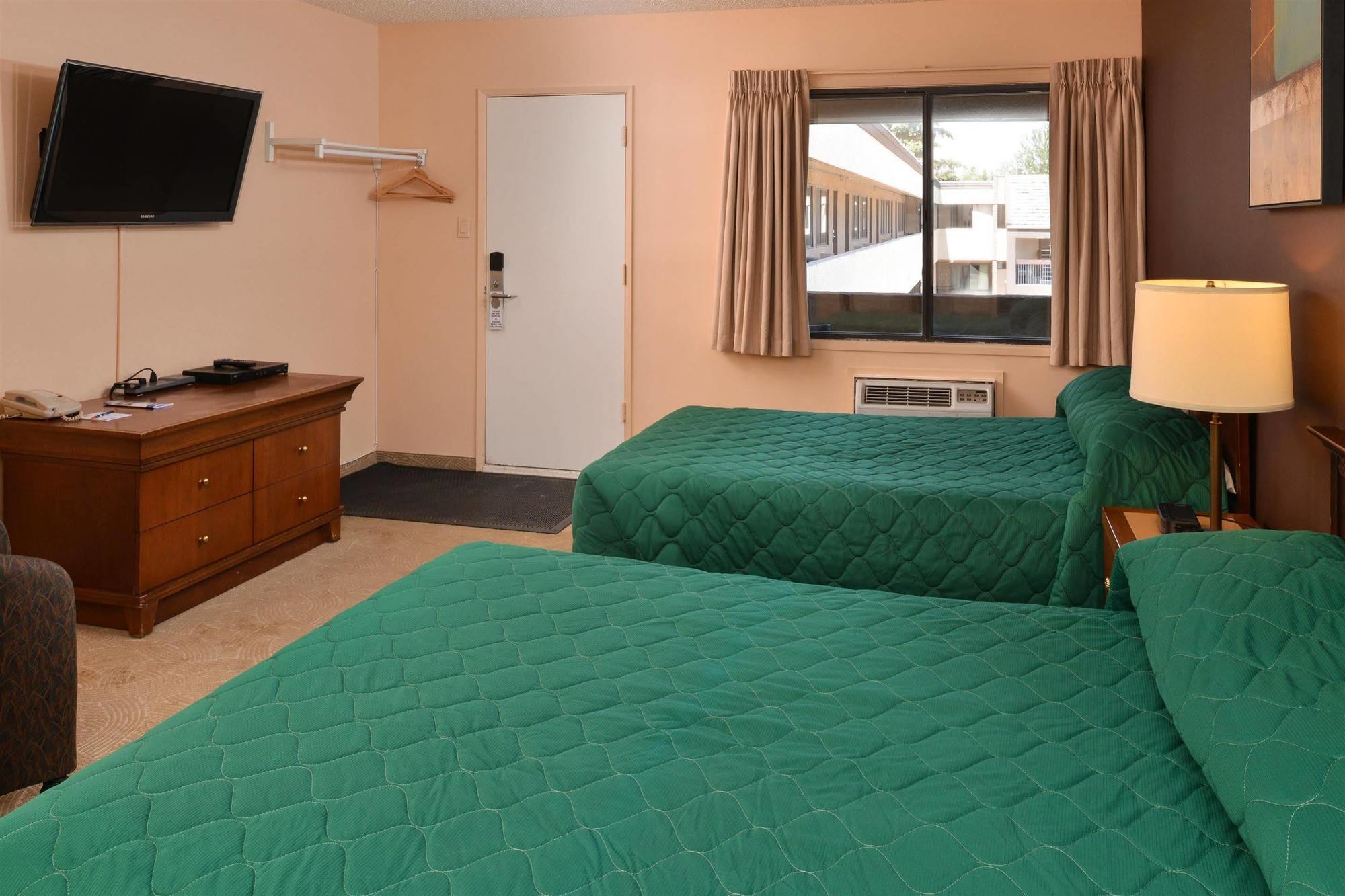 Canadas Best Value Inn Вайткорт Екстер'єр фото