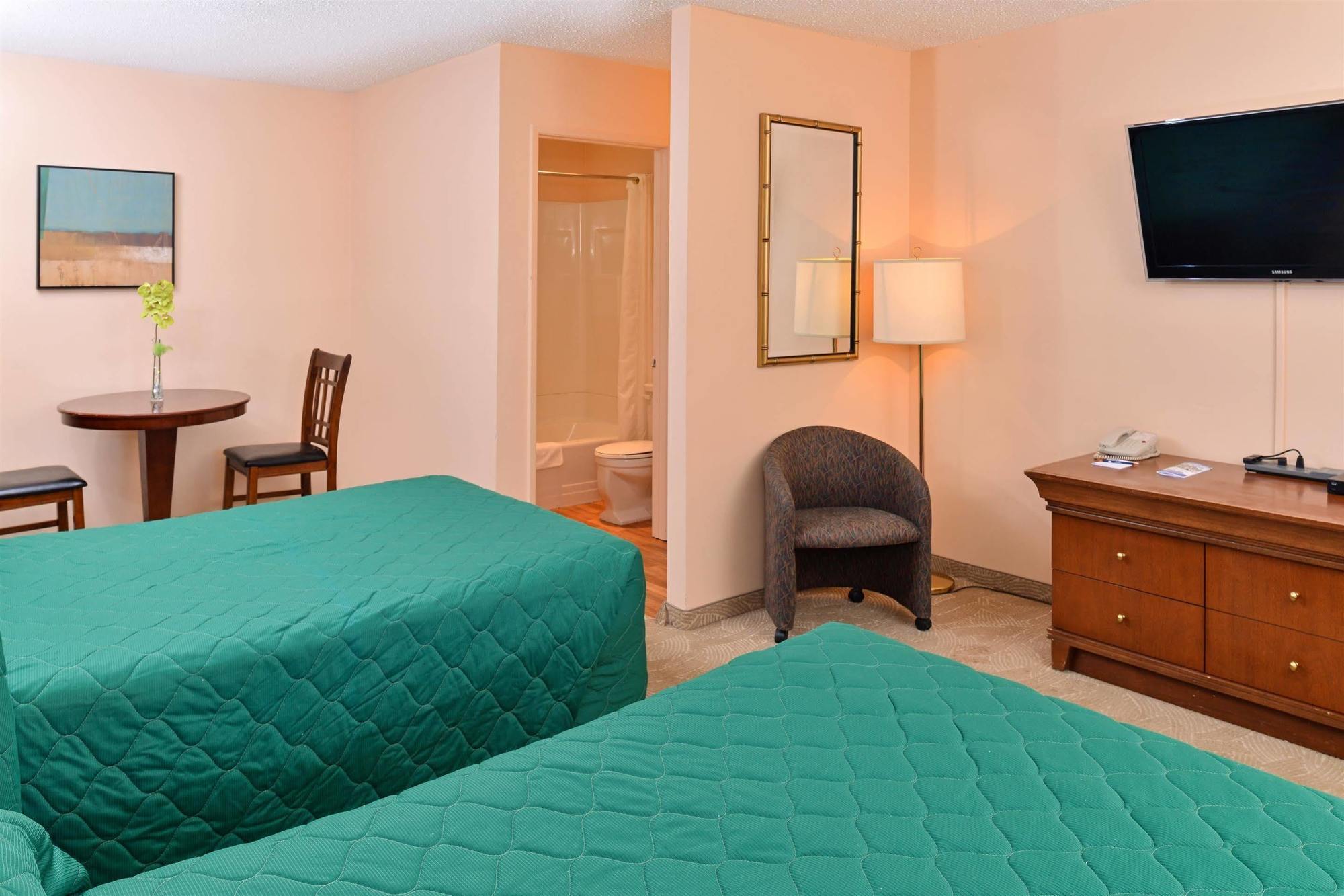Canadas Best Value Inn Вайткорт Екстер'єр фото