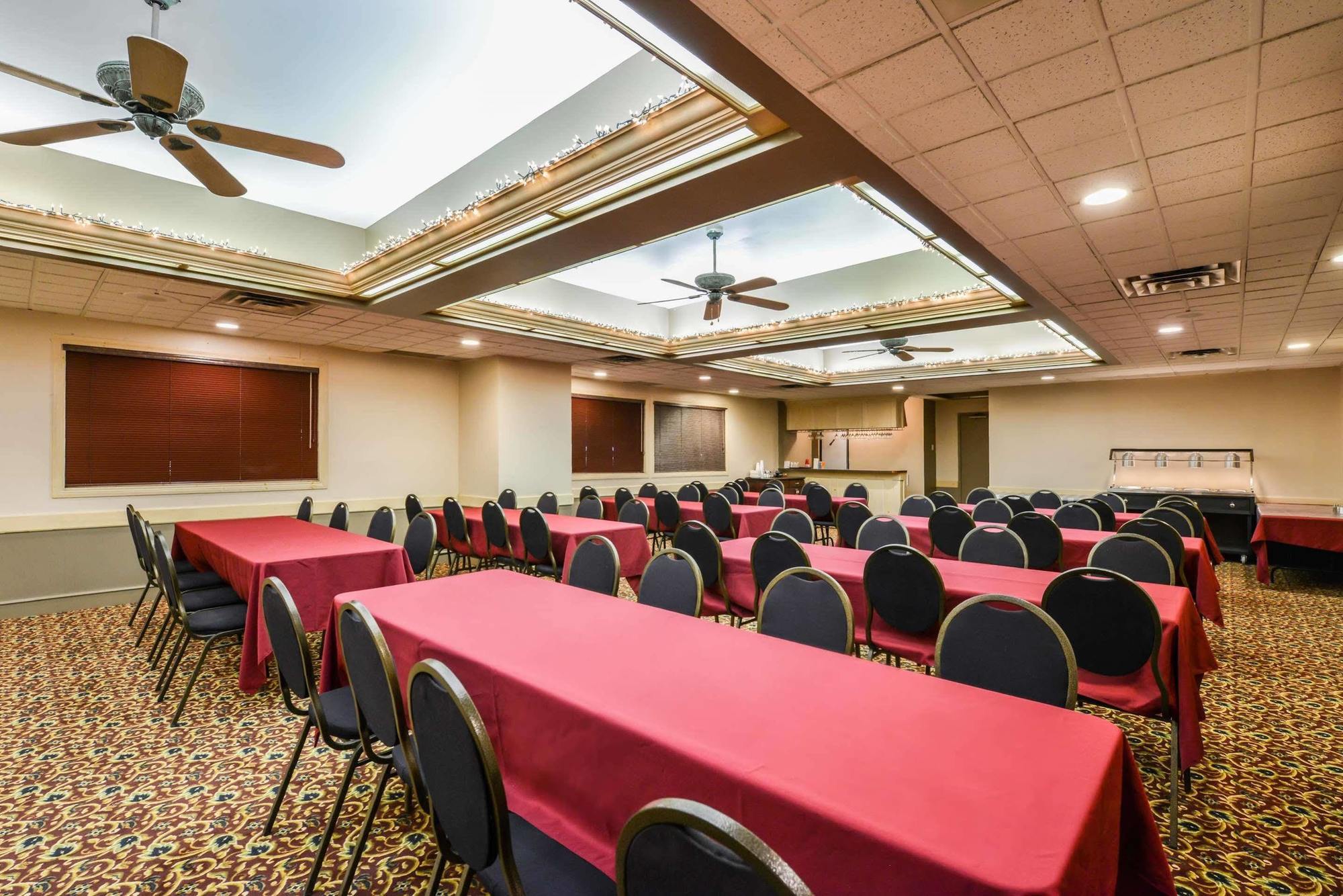 Canadas Best Value Inn Вайткорт Екстер'єр фото