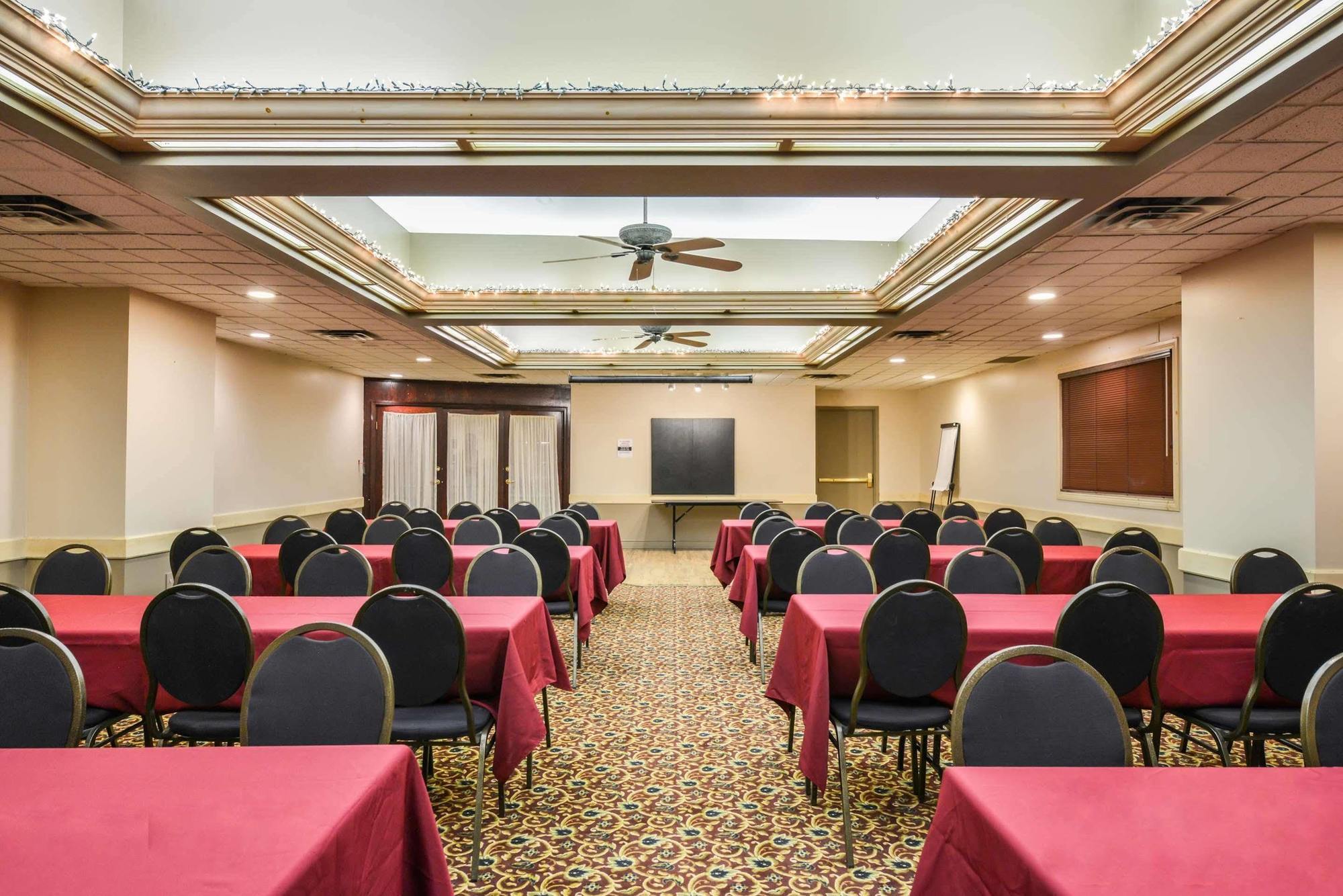 Canadas Best Value Inn Вайткорт Екстер'єр фото